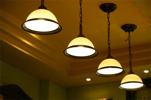 家庭照明灯具引起电气火灾的主要原因及预防措施